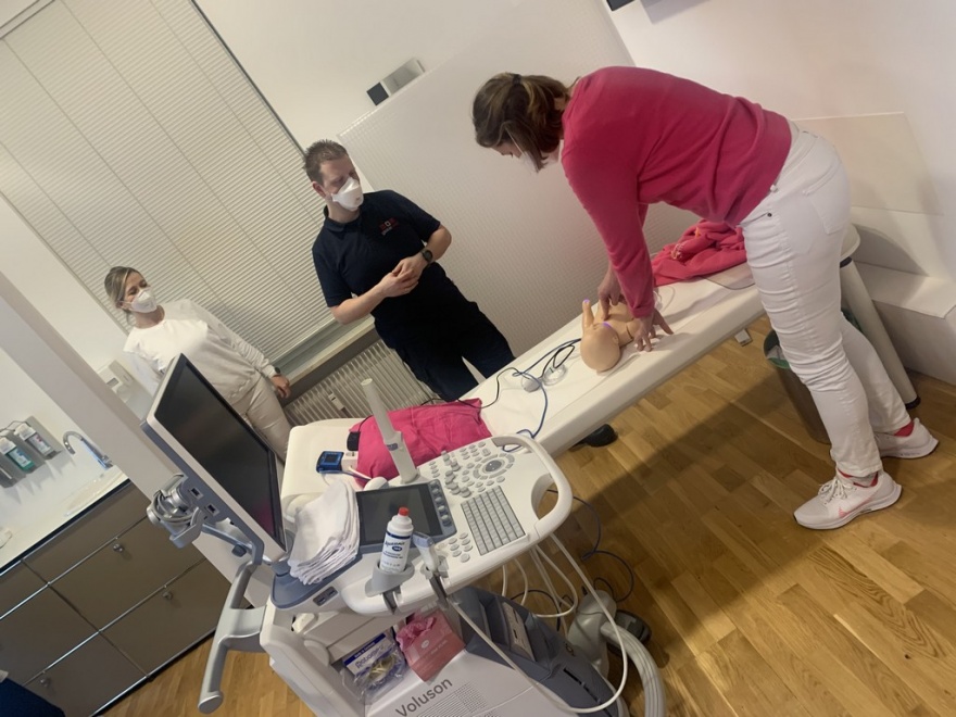 Notfallschulung des Praxisteams - Frauenarzt Augsburg Dr. Fischer & Kirschbaum